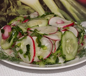 Маринованный салат из огурцов и редиса