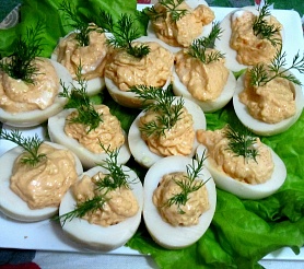 Фаршированные яйца соусом из икры