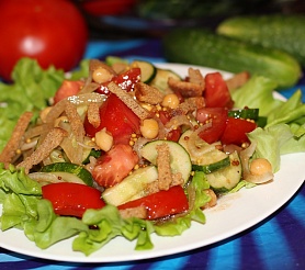 Овощной салат с нутом