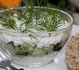 Салат с адыгейским сыром и огурцом