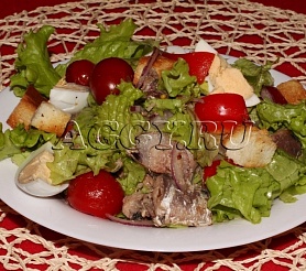 Салат с овощами, консервированной сардинеллой и сухариками
