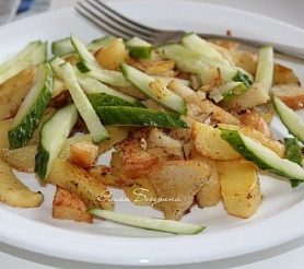 Теплый салат из жареного молодого картофеля с огурцом