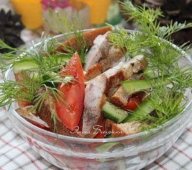 Салат овощной с бужениной и сухариками