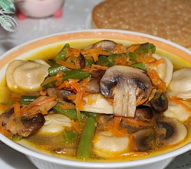 Овощной суп с пельмешками