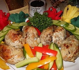 Запеченные куриные ножки с гарниром из свежих овощей.