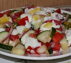 Овощной салат с яйцами "в мешочек"