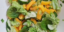 Салат овощной с шпинатом и зеленым луком