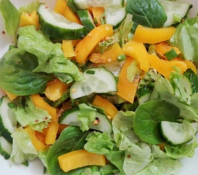 Салат овощной с шпинатом и зеленым луком