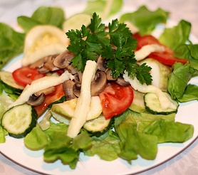 Овощной салат с запаренным сулугуни