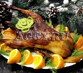Рождественская утка с яблоками, апельсинами и айвой