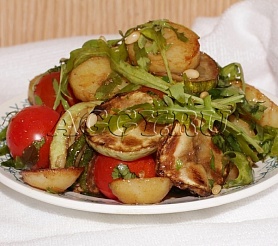 Салат с молодым картофелем и жареными кабачками