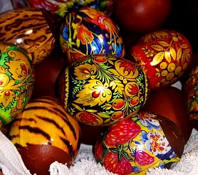 Крашеные яйца на пасху с термонаклейками