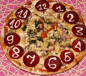 Новогодняя пицца "Часы"