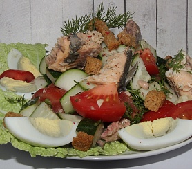 Овощной салат с горбушей и яйцами