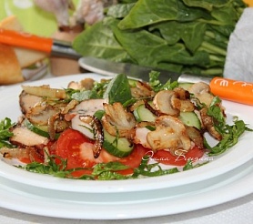 Салат с овощами, грибами и куриной грудкой