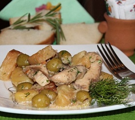 Жаркое с курицей, картофелем и оливками в мультиварке