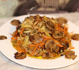 Тушеная капуста с грибами и корейской морковью