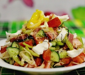 Салат с беконом и овощами