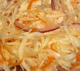 Маринованный салат из капусты с сладким луком