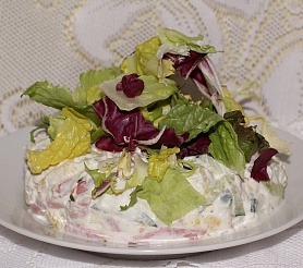 Сметанный салат с ветчиной и зеленью