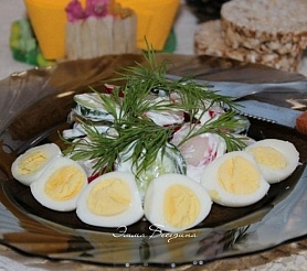 Салат из редиса и свежих огурцов с перепелиными яйцами