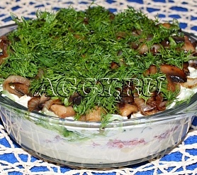 Слоеный салат с жареными грибами