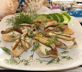 Рыбное филе жареное под сметанным соусом с грибами
