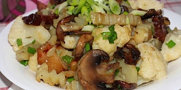 Жареный картофель с грибами и цветной капустой