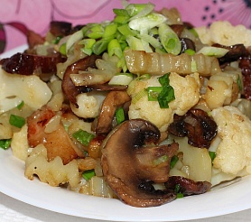 Жареный картофель с грибами и цветной капустой