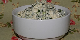 Зеленый салат со сметаной