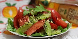 Легкий помидорный салат с киви и кедровыми орешками