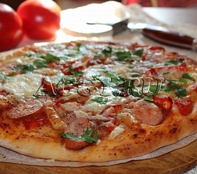 Пицца дрожжевая на кефире с сосисками, овощами и моцареллой. 