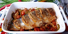 Рыба запеченная на овощной подушке